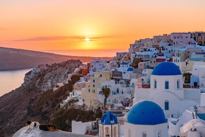 Admirer le couché de soleil à Santorin